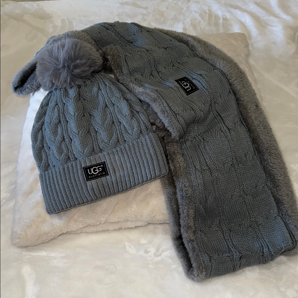 NWOT UGG Women’s Infinity Gray Knit Hat and Scarf Set